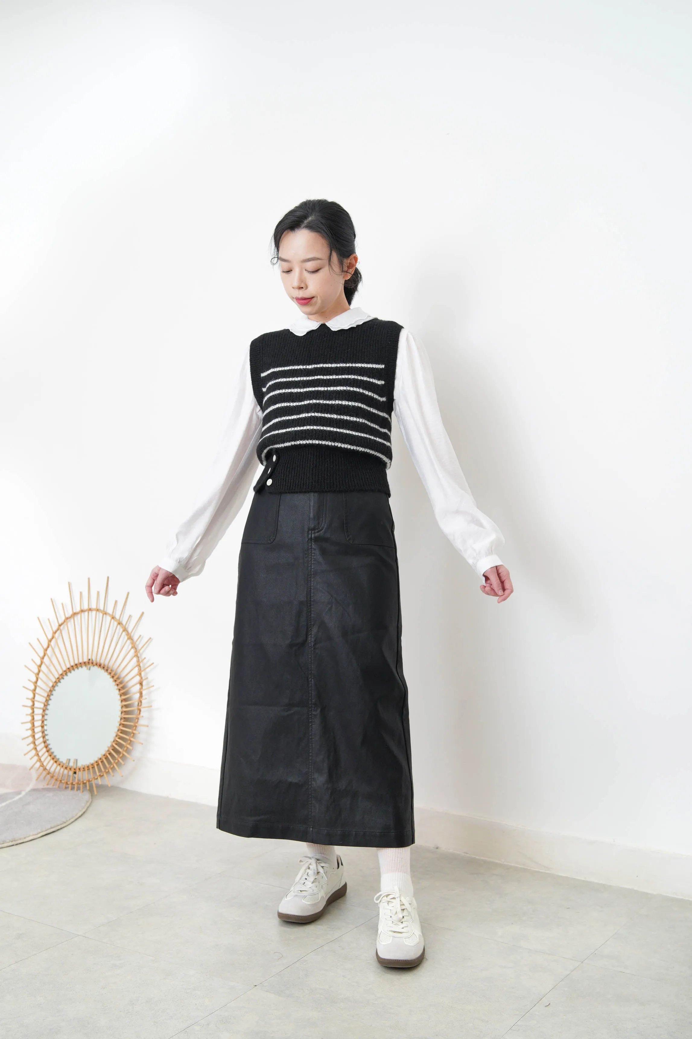 Black stripes vest w/ buttons details hem