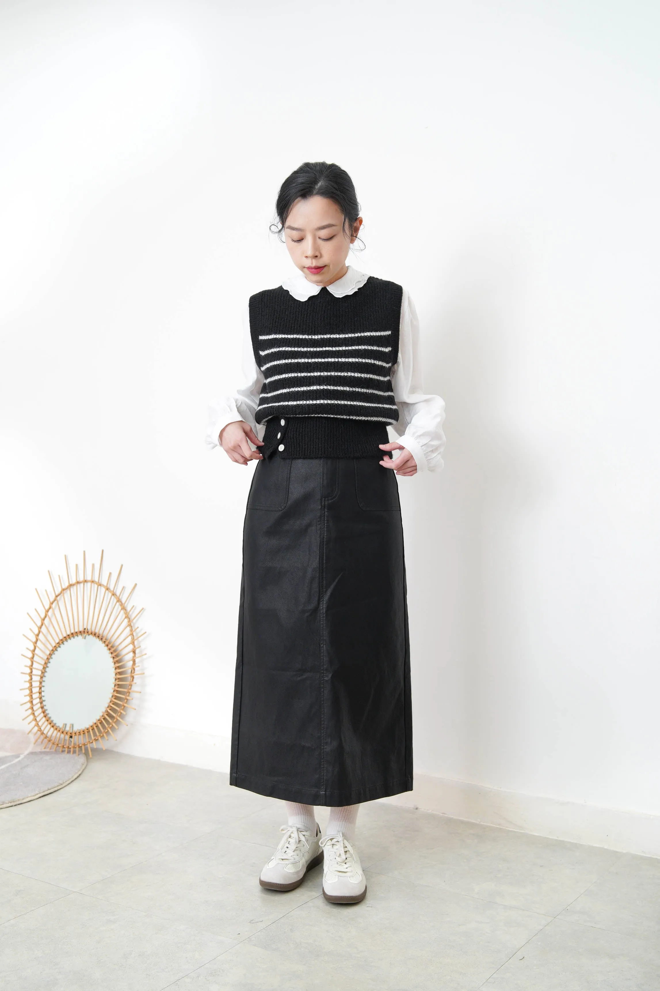Black stripes vest w/ buttons details hem