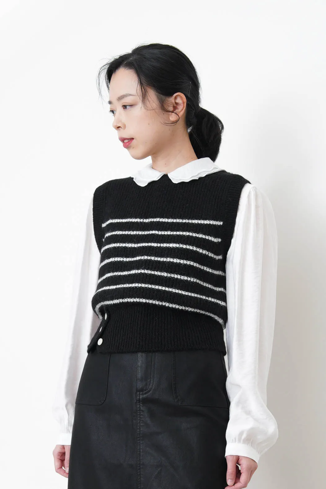 Black stripes vest w/ buttons details hem
