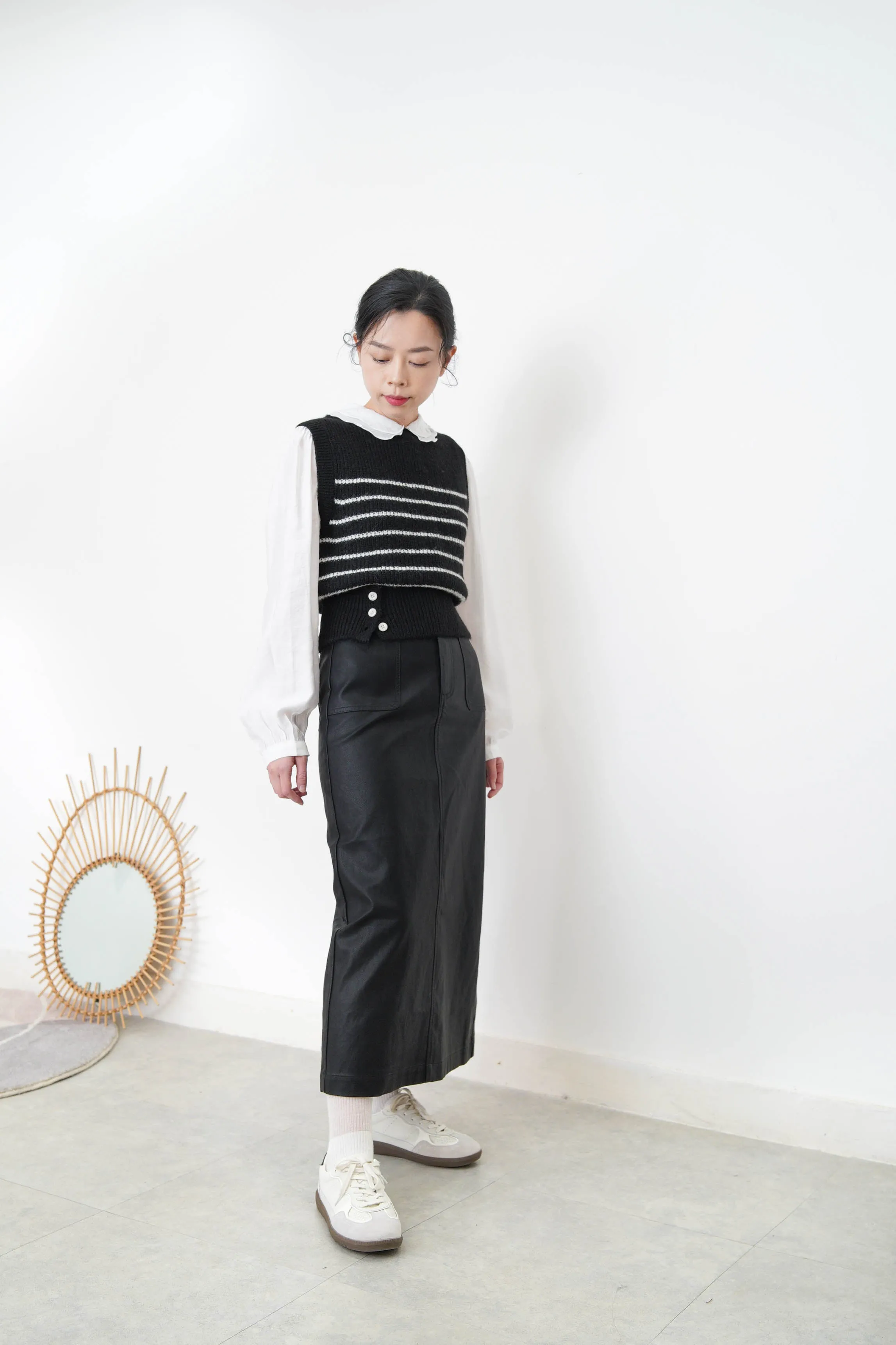 Black stripes vest w/ buttons details hem