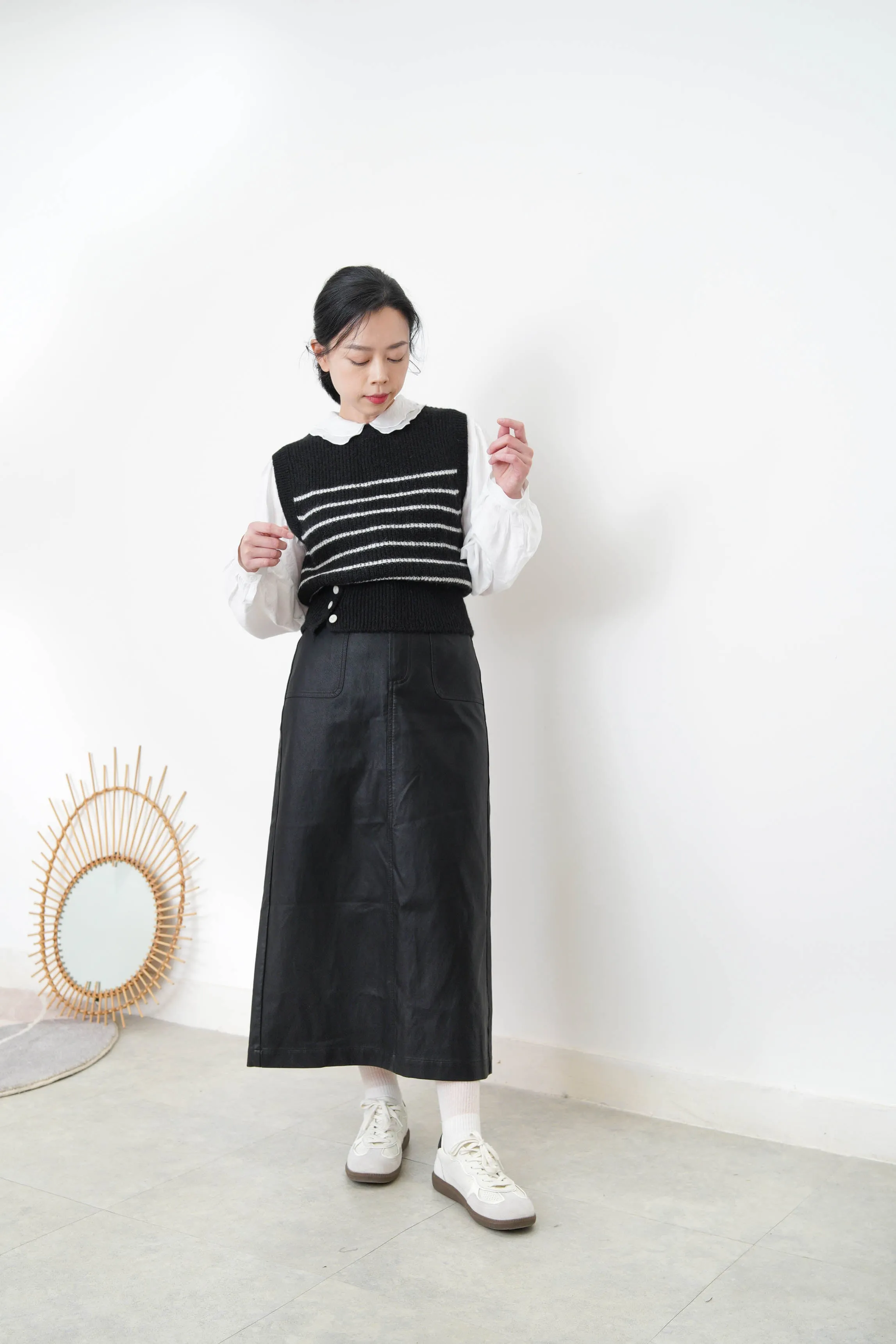 Black stripes vest w/ buttons details hem