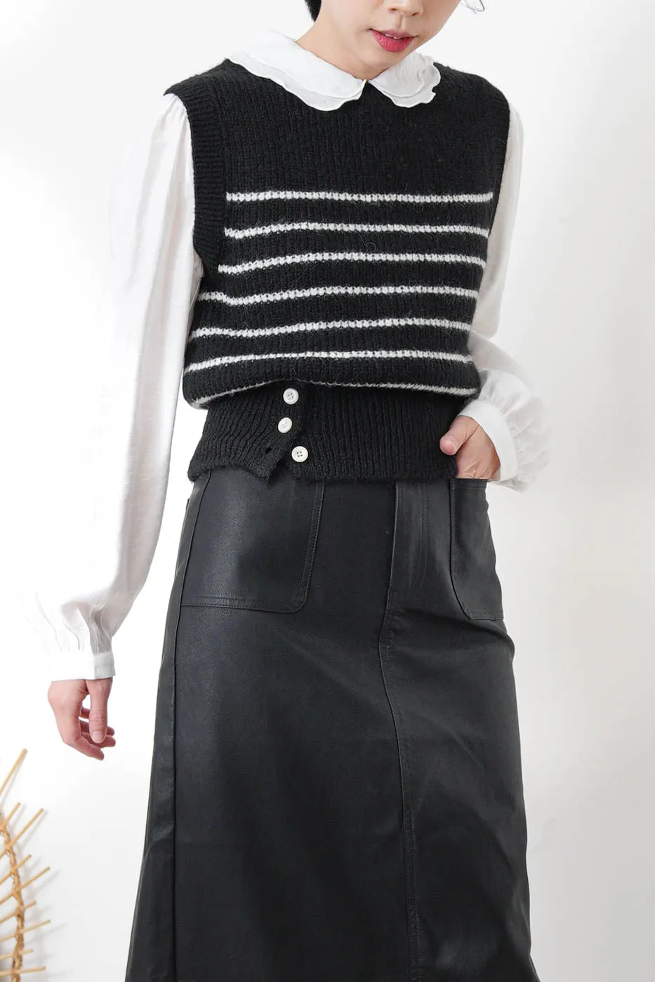 Black stripes vest w/ buttons details hem